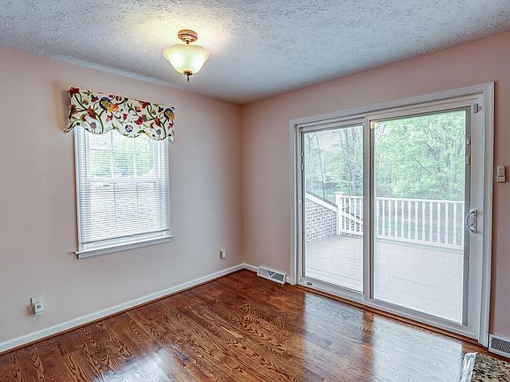 5th image of 105 Carriage Hill Dr