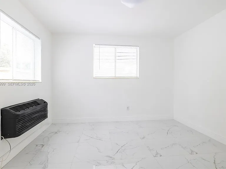 979 SW 10th St #4 — Photo 12