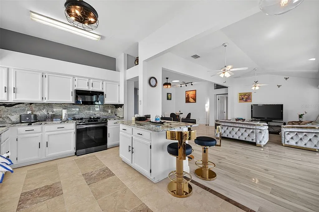 3 bed, 2.0 bath, 1730 sqft, $3,000 — Photo 4