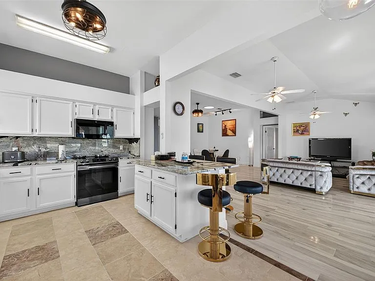 411 Del Mar Dr — Photo 4