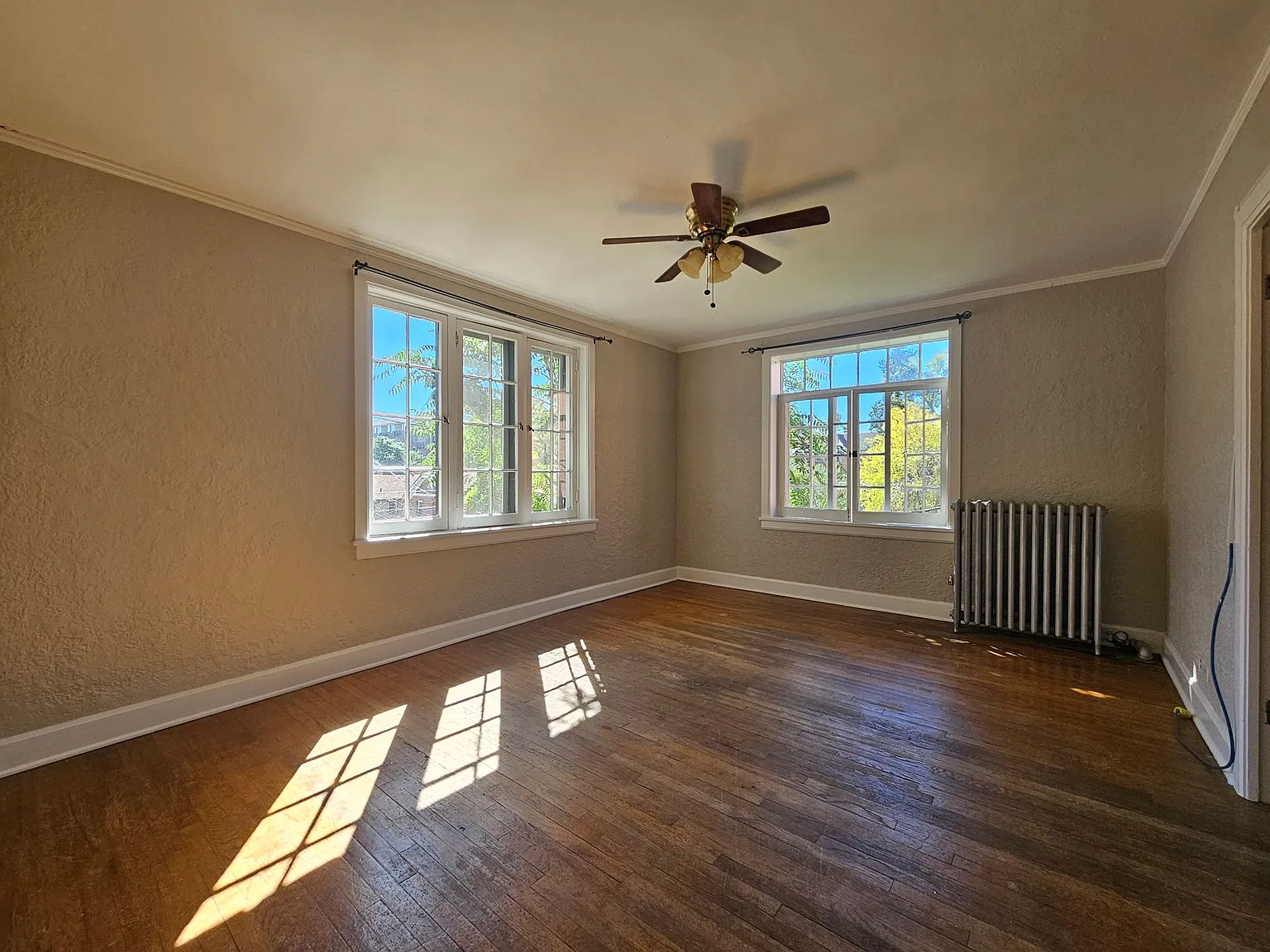 Fabulous Vintage Top Floor 1 Bedroom Down the Street From City Park! — Photo 4