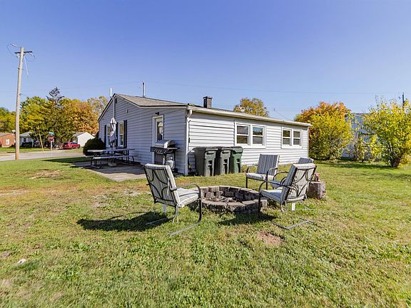 4th image of 451 Featherwood Dr
