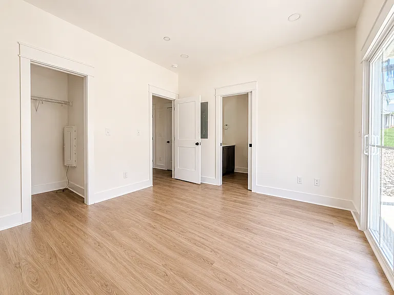 1385 Meridian St — Photo 18