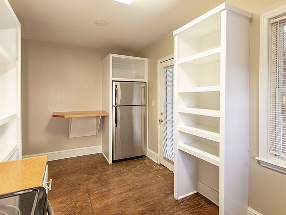 4th image of 105 N Summit St