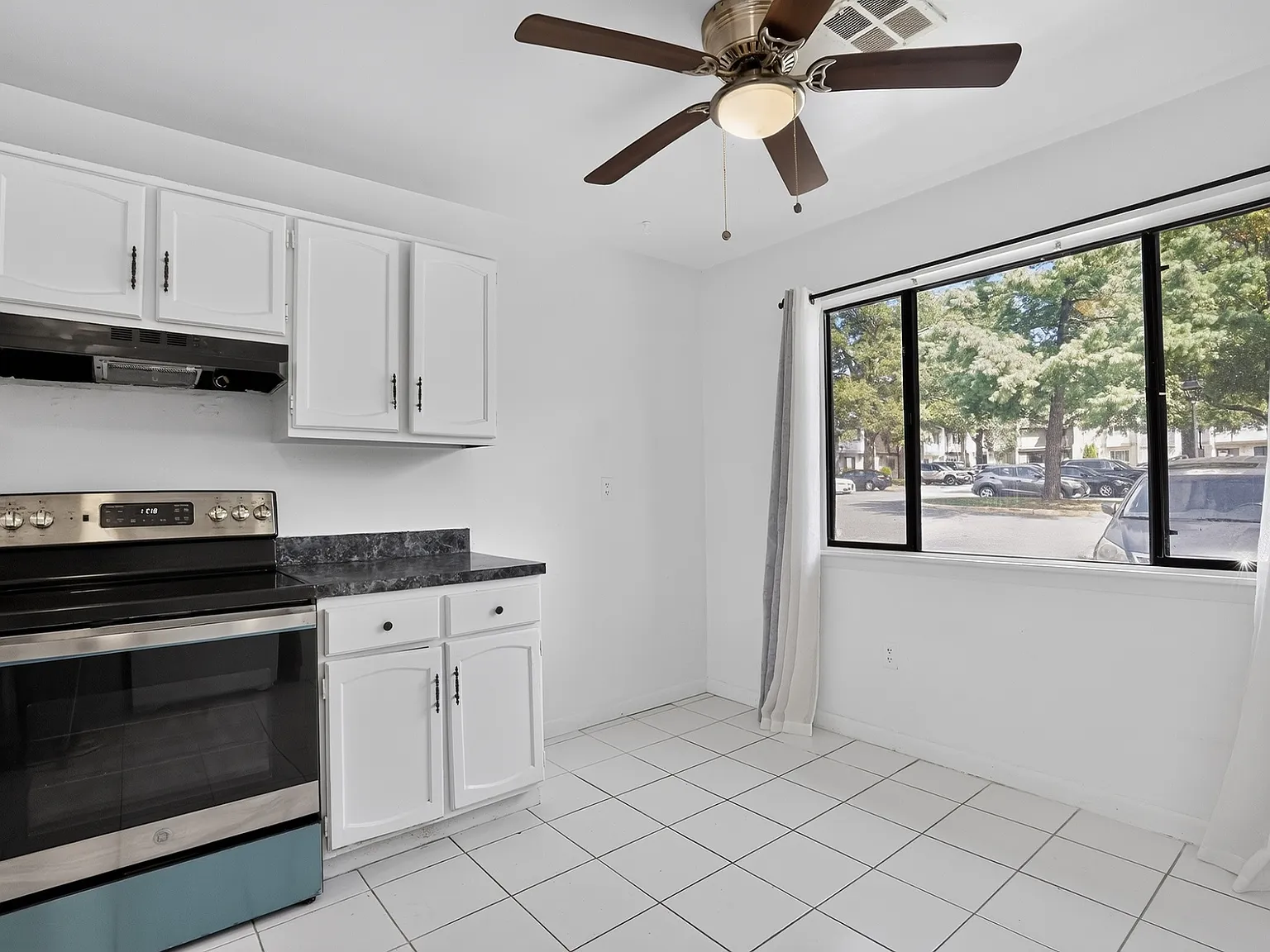 3 bed, 2.5 bath, 1240 sqft, $2,400 — Photo 4