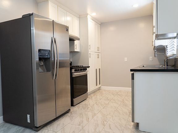 3rd image of 6909 Hazeltine Ave #1