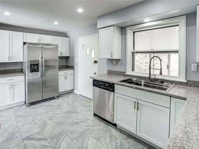 Tiled Kitchen, Granite Countertops, Stainless Steel Appliances