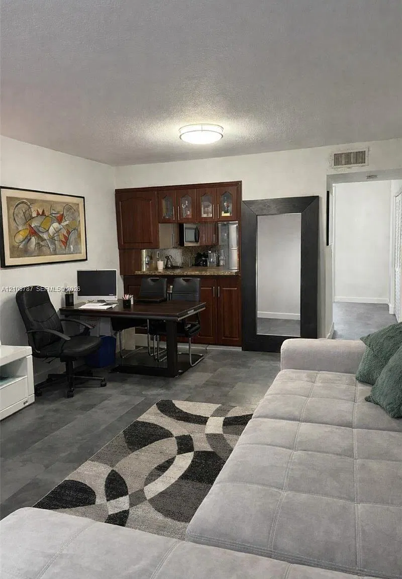 Hialeah Club Villas Condo — Photo 3