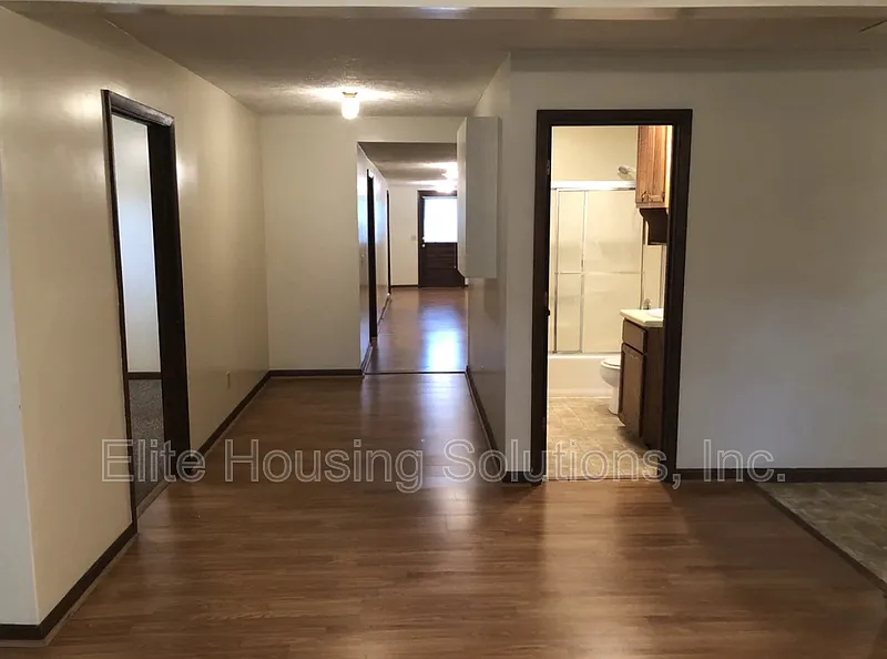 Building Photo - 108 Buck Ave #E