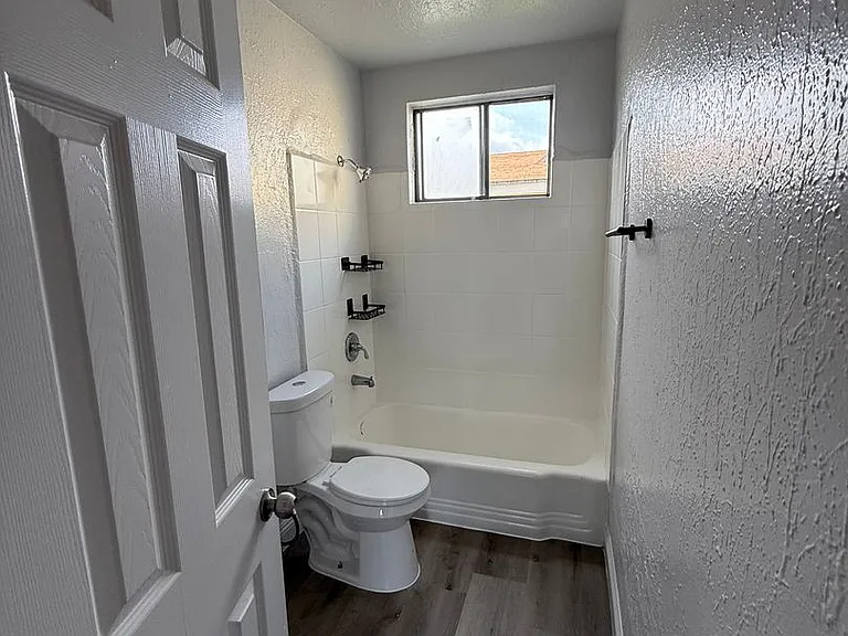 1431 W 104th St — Photo 17