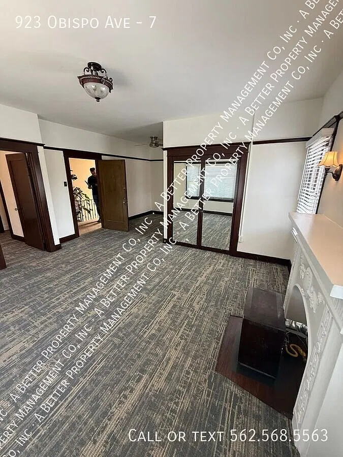 Upper Classic LB 1 Bedroom w/Parking Space in Gated Building — Photo 3