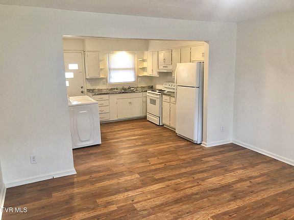 3rd image of 107 N Creek Dr