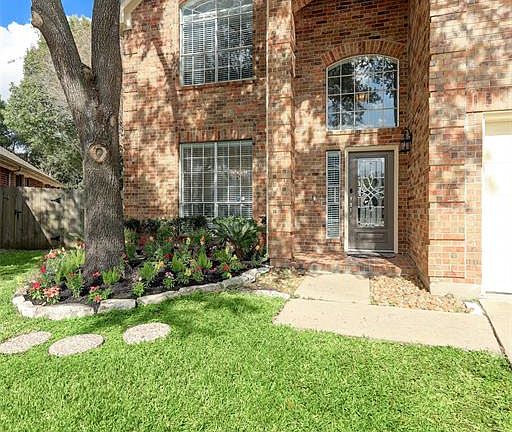 This cul de sac home has great curb appeal!