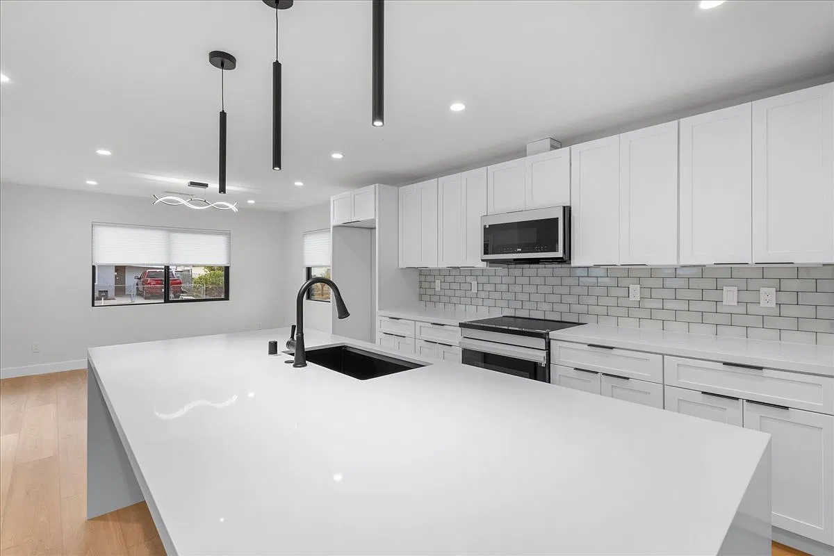 3 bed, 1362 sqft, $6,500 — Photo 2