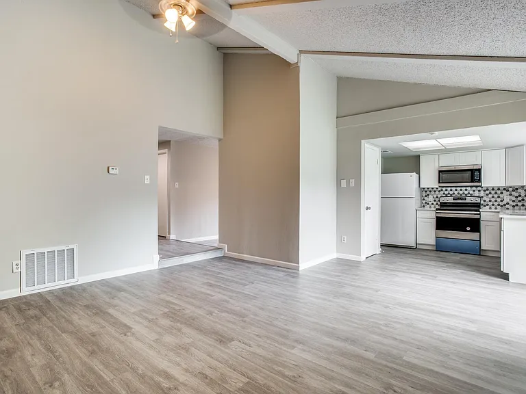 810 Ravencroft Dr — Photo 6
