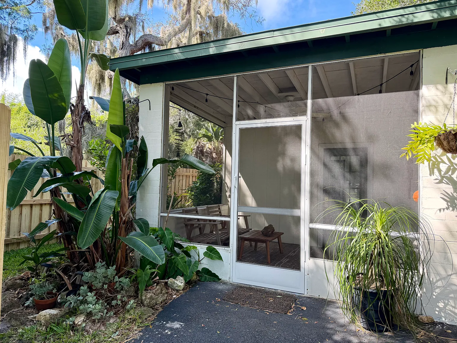 1814 S Riverside Dr — Photo 1