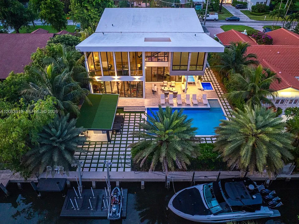 521 Holiday Dr