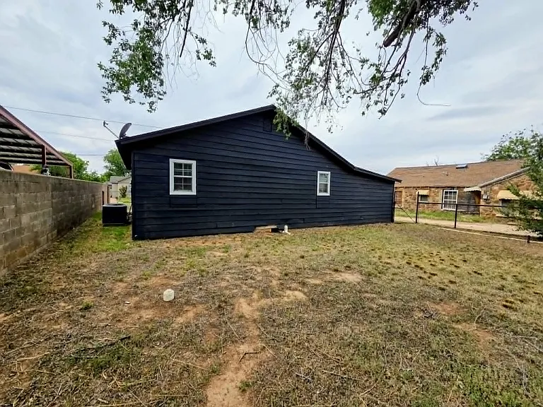 2606 Avenue V — Photo 24