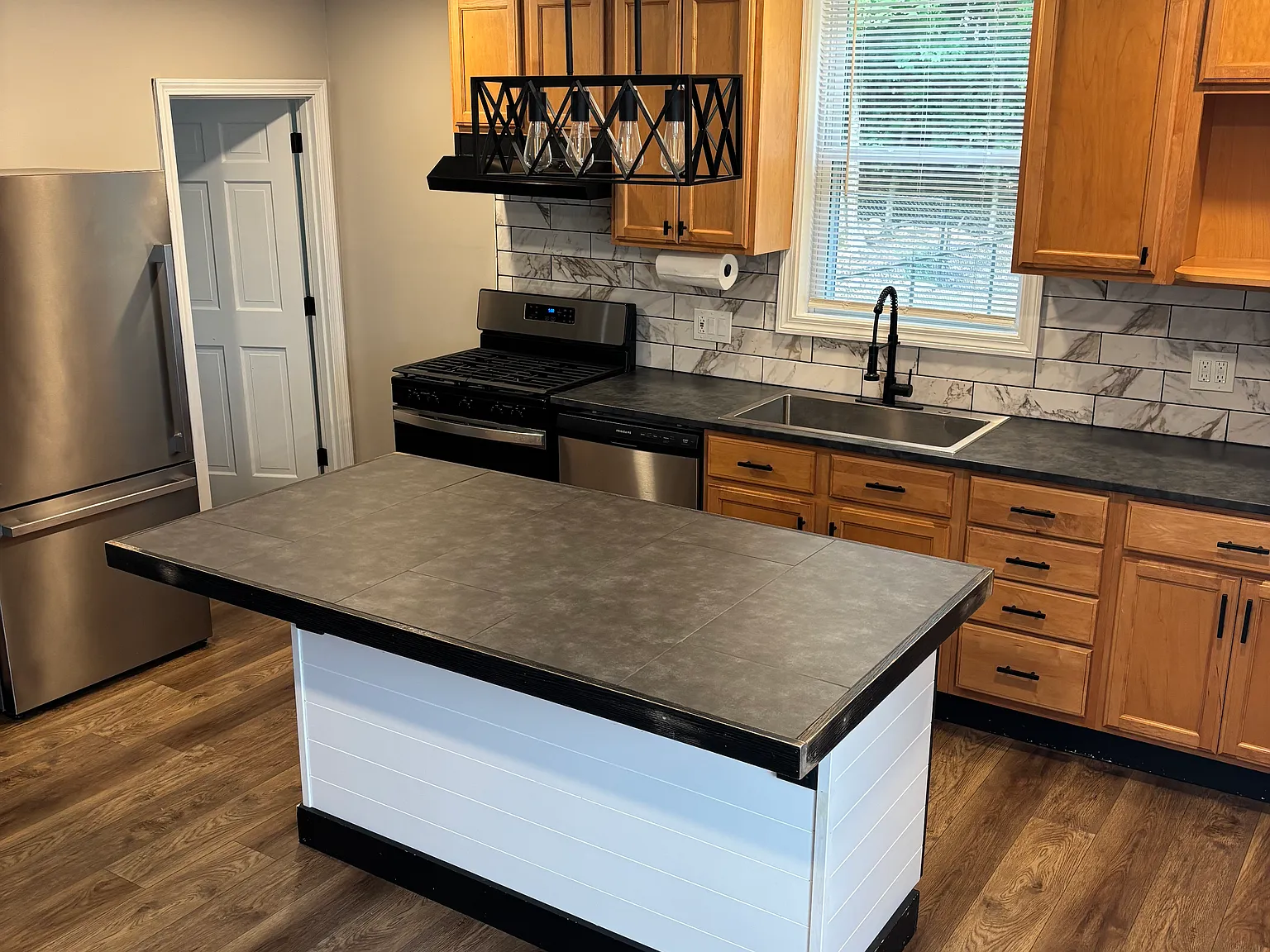3 bed, 1.5 bath, 1200 sqft, $3,200 — Photo 2