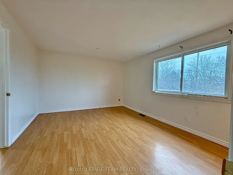 128 Pinetrail Cres — Photo 7