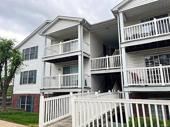 2530 Coppergate Square Dr APT J, Saint Louis, MO 63129