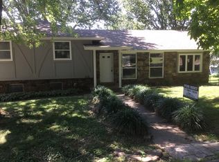 3151 S Lochlomond Dr, Springfield, MO 65804