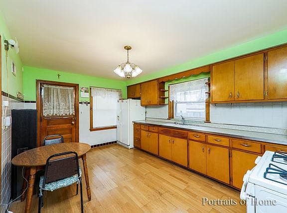 3rd image of 5721 W Cornelia Ave