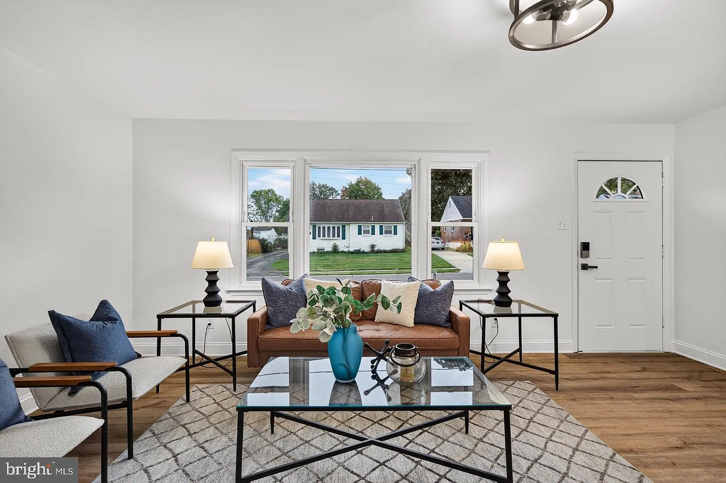 3 bed, 1.0 bath, 1175 sqft, $2,500 — Photo 3