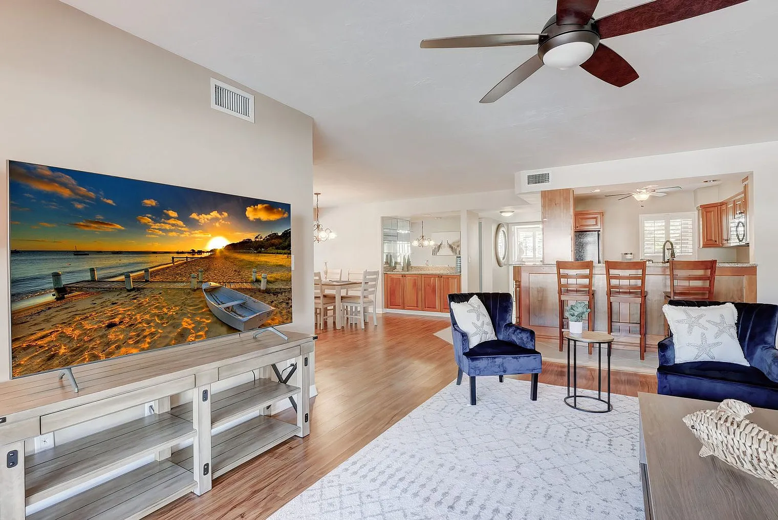 2 bed, 2.0 bath, 1377 sqft, $4,290 — Photo 4
