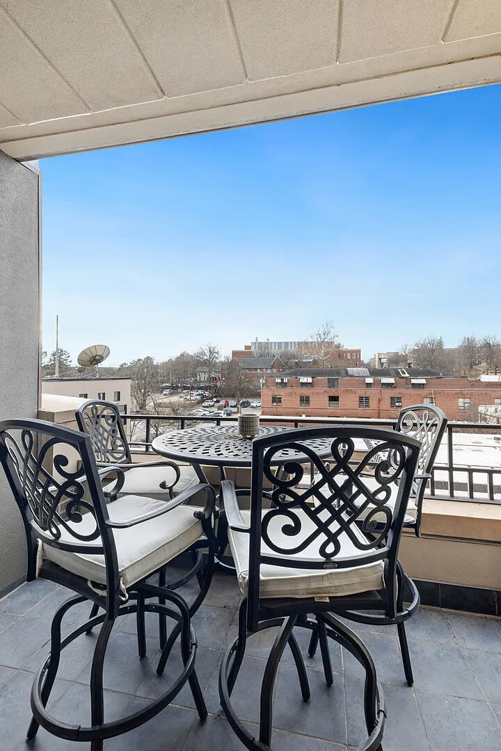 Fay Flat-ON Dickson St-Downtown High Rise Suite — Photo 3