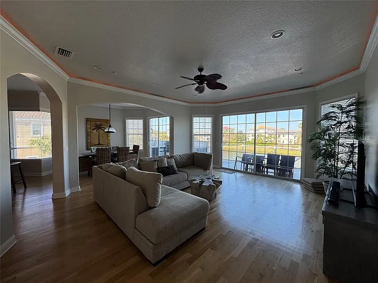 323 Ocean Crest Dr — Photo 4