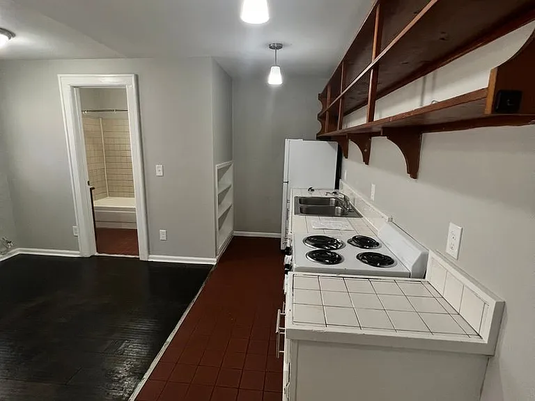 196 N Goodman St — Photo 33