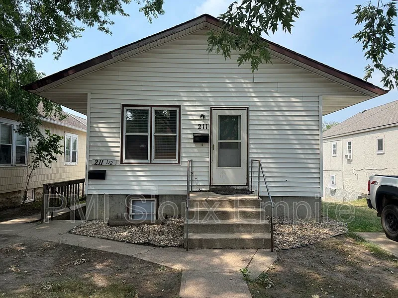 3 bed, 1.0 bath, 900 sqft, $1,000 — Photo 2