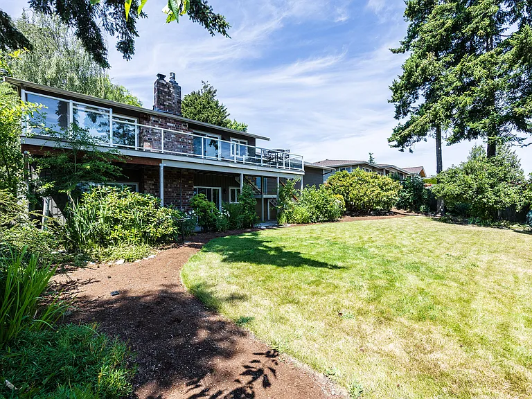 8142 Comox Rd — Photo 2