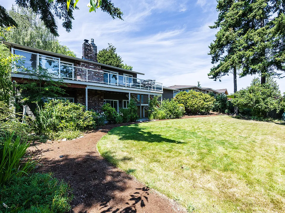 8142 Comox Rd
