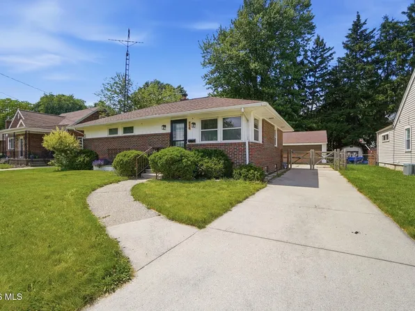 714 Highland Dr, Rossford, OH 43460
