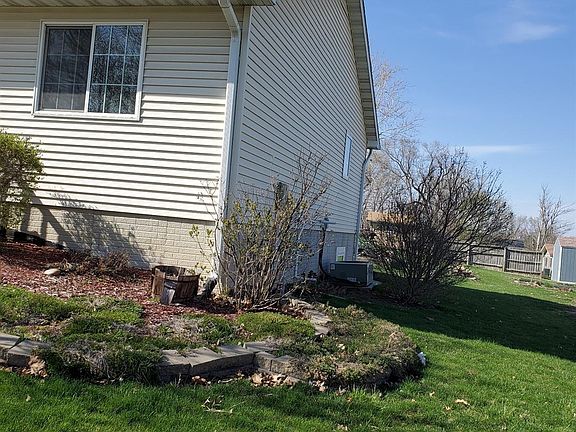 2nd image of 605 B Ave E
