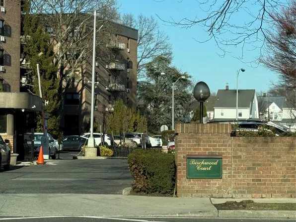 3 Birchwood Court #5B, Mineola, NY 11501