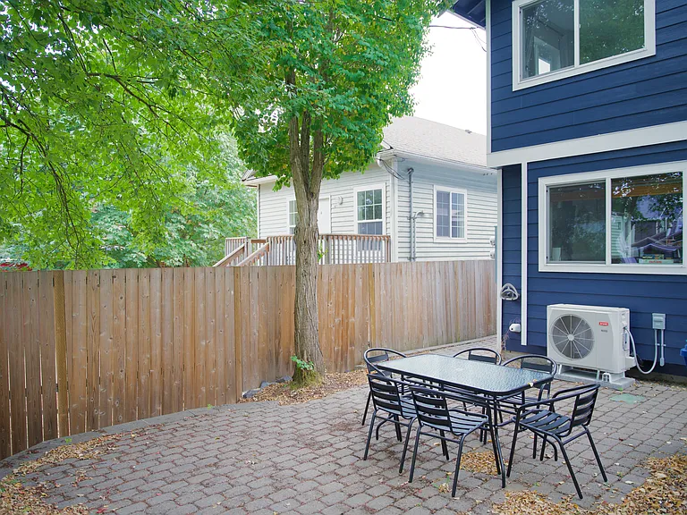 2613 E Union St — Photo 8
