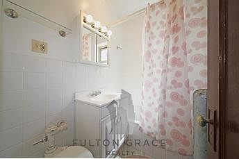 5th image of 937 W Oakdale Ave #W3