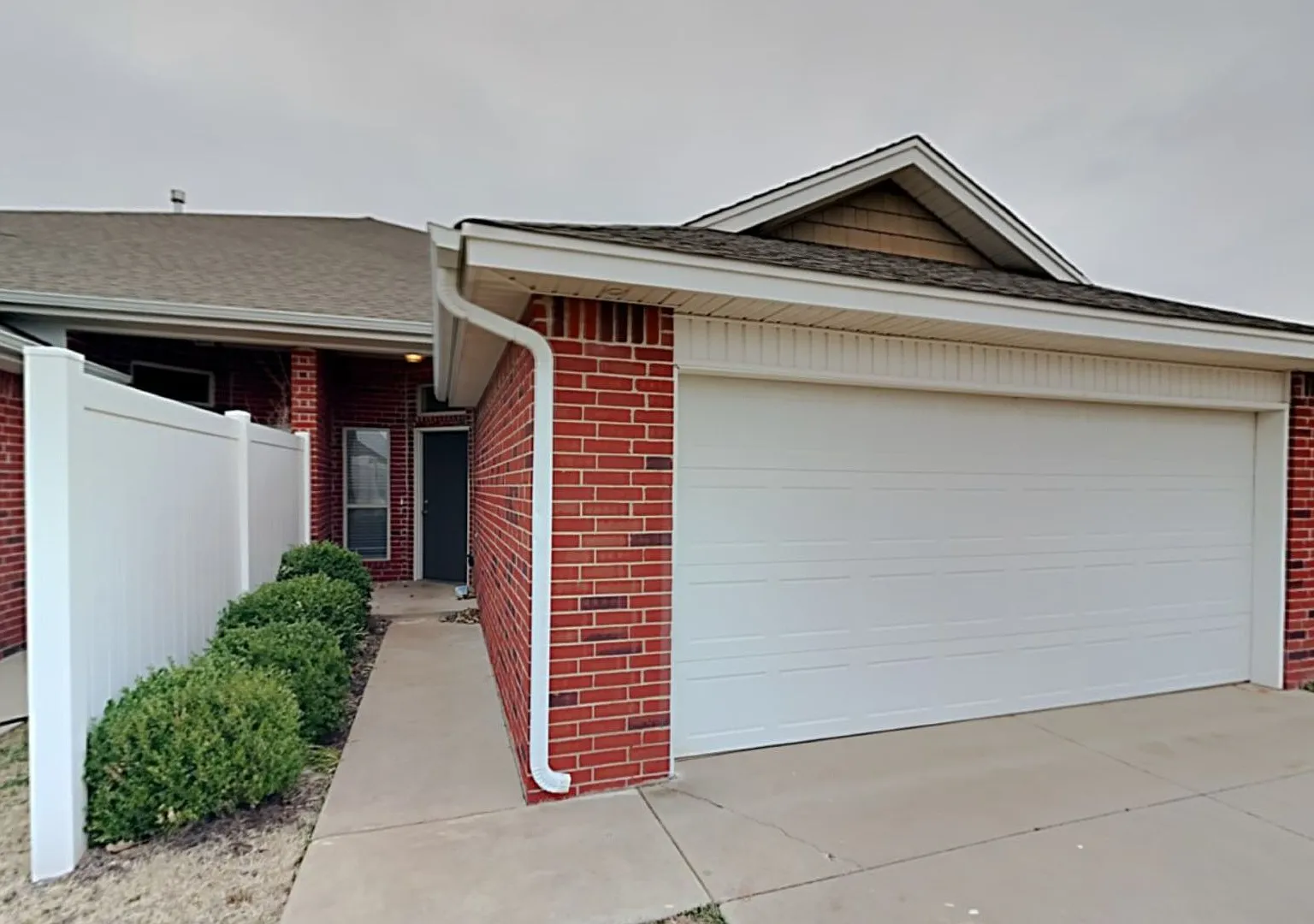 Very nice 3 bedroom 2 bathroom duplex in the Yukon school district — Photo 2