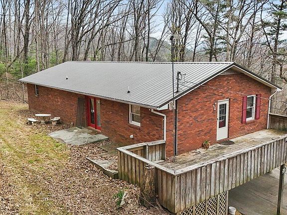 4th image of 216 Fitzsimmons Hill Rd