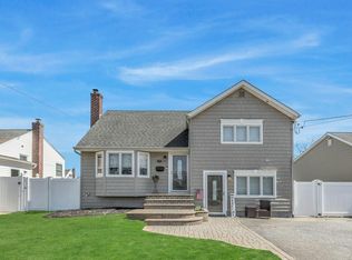 89 Westgate Rd, Massapequa Park, NY 11762