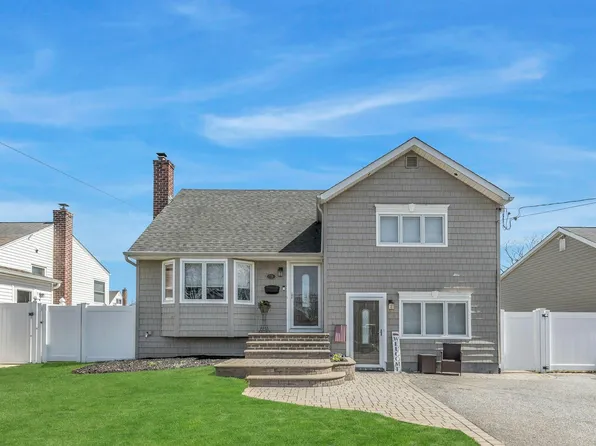 89 Westgate Road, Massapequa Park, NY 11762