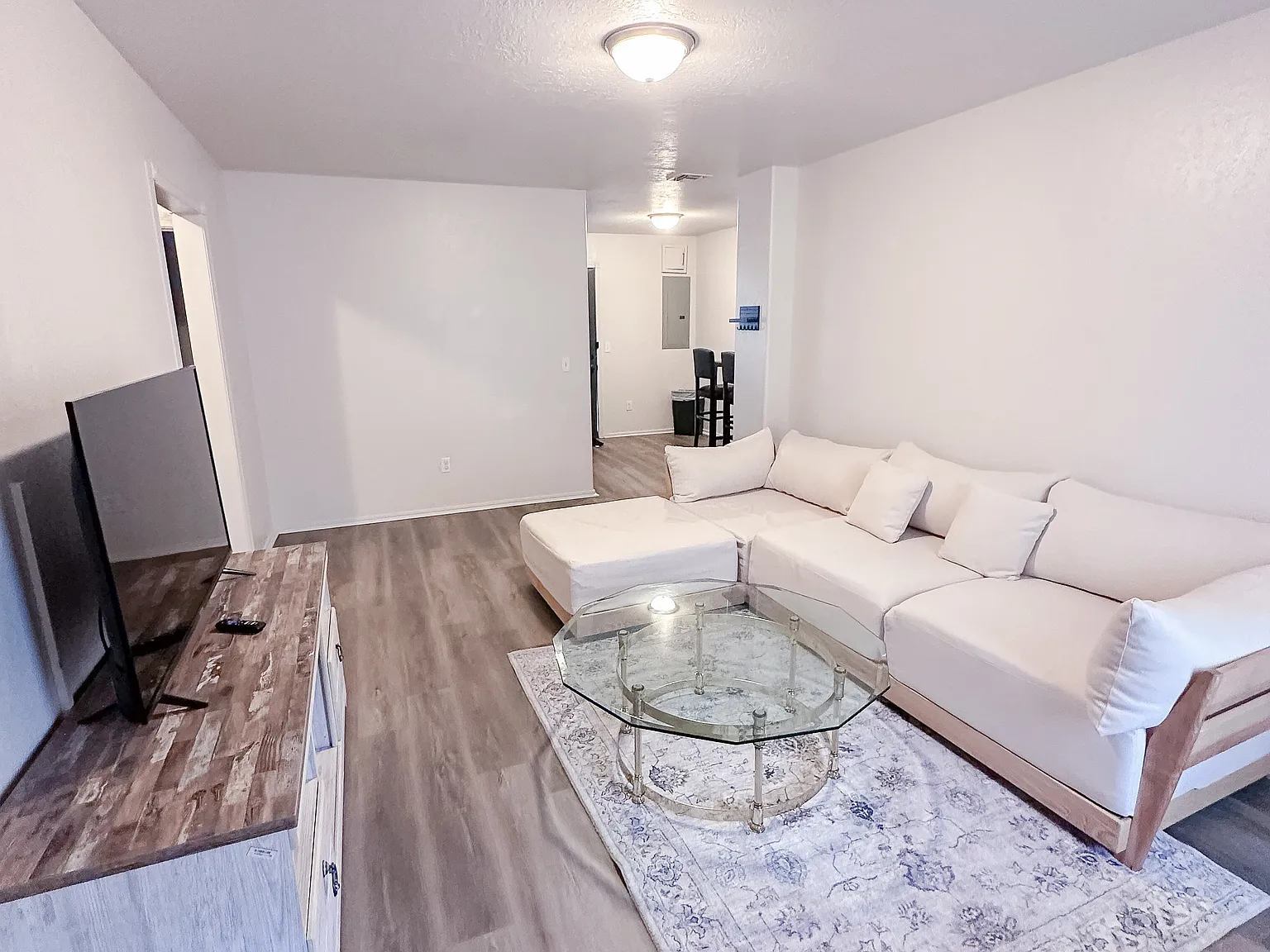 3 bed, 4384 sqft, $1,150 — Photo 2
