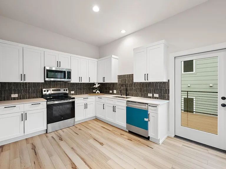 2309 Montopolis Dr #7 — Photo 10