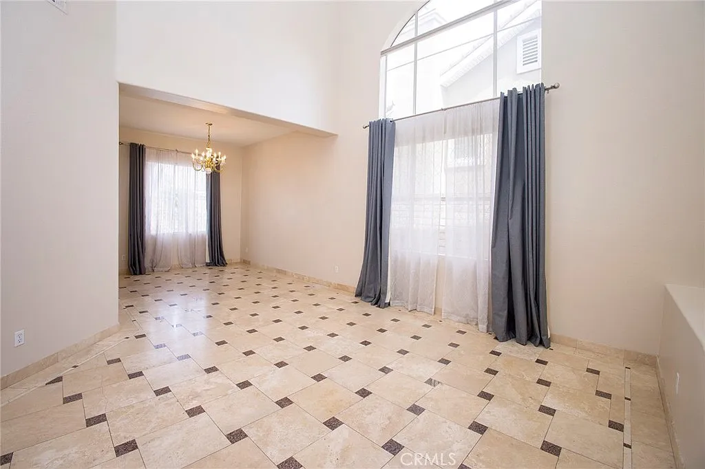 5 bed, 2657 sqft, $4,300 — Photo 3