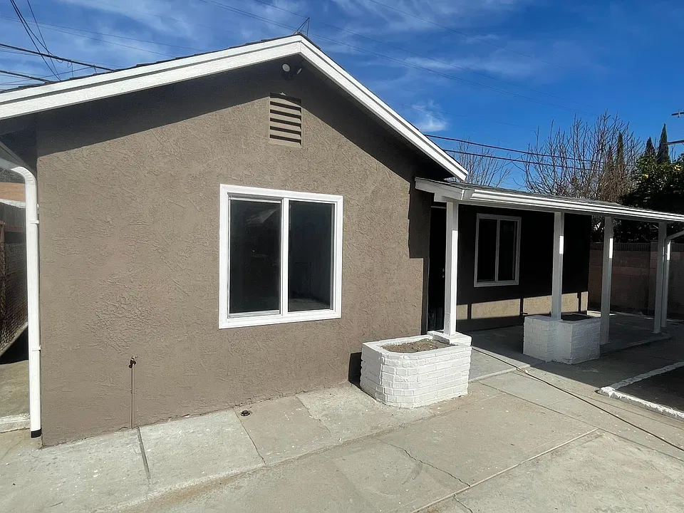 2715 1/2 Iowa Ave #1/2