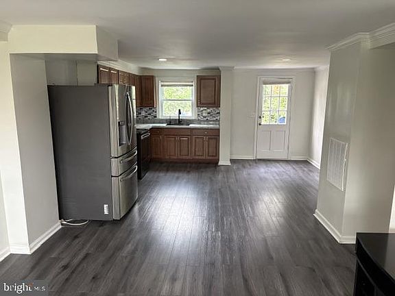 2nd image of 3818 W Bay Ave #3818