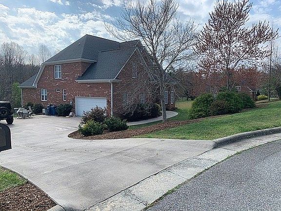 3rd image of 3107 Carrbourgh Dr